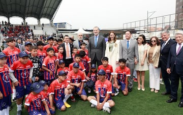 Presentación de la escuela de fútbol en Cuenca, Ecuador, proyecto de la Junta de Beneficiencia y el Atlético, con la presencia del rey de España.