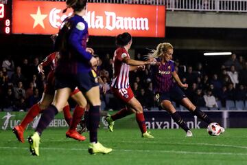 La jugadora del Barcelona Hamraoui dispara el balón. 
 