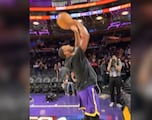 Dos cestas irreales que se roban el show en los Lakers
