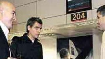 <b>EN BARAJAS. </b>Woodgate viajó ayer a Estados Unidos junto al Doctor Alfonso del Corral. García Coll les acompañó al aeropuerto.