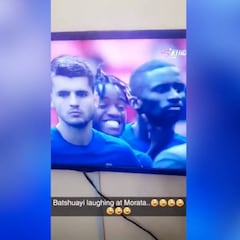 ¿Seguro que son compañeros? Batshuayi riéndose delante de Morata por fallar el penalti