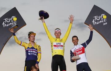 Primoz Roglic, Tadej Pogacar y Richie Porte, posan en el último podio del Tour 2020.
