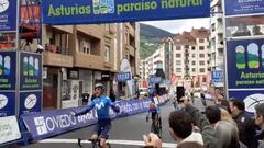 Llegada de Einer Rubio para ser segundo en etapa de Asturias