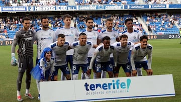 El once del Tenerife posa antes de un partido.