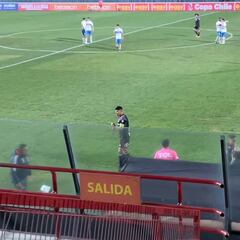 Esteban Pavez se acercó al línea después del penal no cobrado a Palacios y esto le dijo