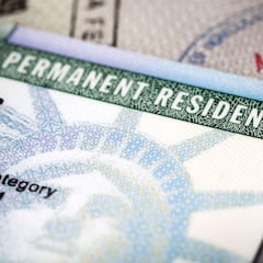 Un hombre fue multado en Chicago por no presentar su Green Card ante el ICE y esto dice la ley al respecto