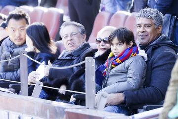 Frank Rijkaard no quiso perderse el choque entre el bar?a y el Celta.