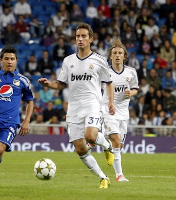 Disputó únicamente un partido oficial con el primer equipo en la temporada 2009/10 frente al Getafe. Equipo en el cual recaló después de su paso por las categorías inferiores del Real Madrid. 