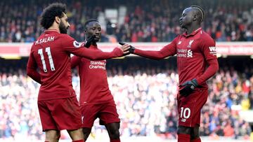 Firmino y Man¨¦ sostienen al Liverpool: a un punto del City