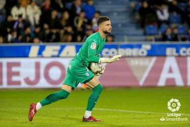 El guardameta del equipo vitoriano se está erigiendo en uno de los pilares. Su buenas actuaciones, especialmente en el último partido ante el Zaragoza le permite a los babazorros mantenerse líderes de la  categoría. 