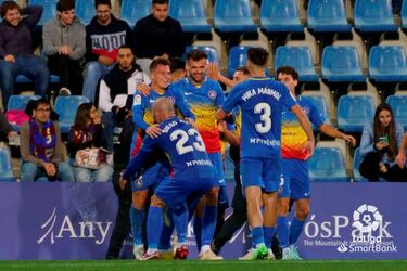 El Andorra quiere ser el equipo revelación de la temporada y hasta el momento lo está bordando. Los del Principado se meten en el playoff gracias a su victoria ante el Levante, por 3-1. Germán Valera estrenó su cuenta con un doblete, con dos de ariete. En el primero se lanzó con todo a lo Haaland para rematar un pase de la muerte; y en el segundo, desde dentro del área, la pego con fuerza pegadita a la escuadra.