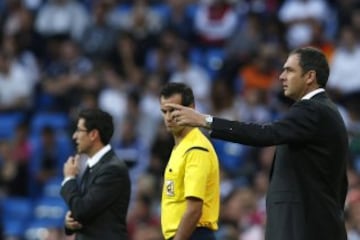 El entrenador del Getafe Pablo Franco da instrucciones a sus jugadores durante al partido correspondiente a la trigesimo octava, y última, jornada de Liga disputado frente al Real Madrid en el estadio Santiago Bernabéu en Madrid. 