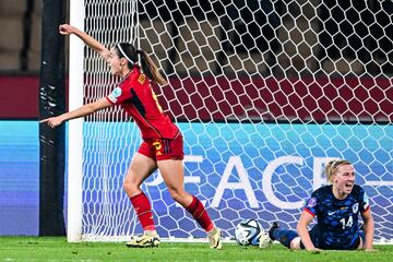 2-0. Mariona Caldentey asiste desde la banda izquierda al área de países Bajos y Aitana Bonmatí remata al pirmer toque y batir a Daphne Van Domselaar.