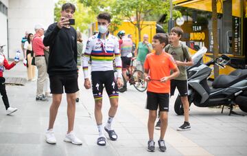 Alaphilippe posa con aficionados en Vitoria en la jornada de este lunes