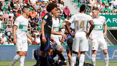 Giménez, en el suelo, atendido por los médicos.