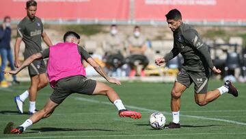 Luis Suárez trata de regatear a Nehuén durante el entrenamiento de ayer del Atlético en el Cerro del Espino.