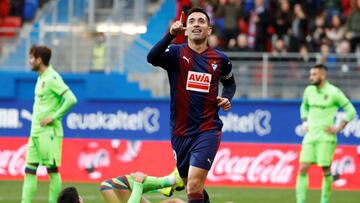 GRAF4009. EIBAR, 09/12/2018.- El delantero brasile&ntilde;o del Eibar Charles D&iacute;as Barbosa de Oliveira (c), celebra su gol ante el Levante durante el partido de LaLiga Santander, correspondiente a la decimoquinta jornada, que se disputa en el estad