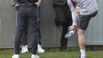 Roberto Soldado señala al doctor Jorge Candel la zona del tobillo que le molesta.