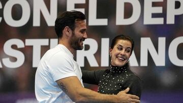 Gijón, 23/10/2024.- La campeona olímpica de badminton Carolina Marín, Premio Princesa de Asturias de los Deportes 2024, acompañada por el piragüista Saúl Craviotto, durante su encuentro con el deporte asturiano hoy miércoles en el Palacio de los Deportes Gijón. EFE/Paco Paredes.