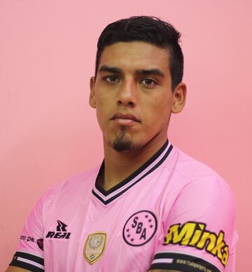 El delantero es hijo del mítico Héctor 'Caldillo' Vega y nació en Perú, cuando su padre jugaba en Hijos de Yurimaguas. Ha hecho gran parte de su carrera en el fútbol peruano, pero su último club fue San Antonio Unido en 2020.