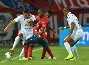 Medellín no pudo defender la ventaja y terminó empatando 1-1 frente a Once Caldas, que tenía 10 hombres tras la expulsión Edwin Velasco.