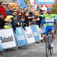 Alaphilippe se lleva la etapa del 'sterrato' y Yates, eliminado