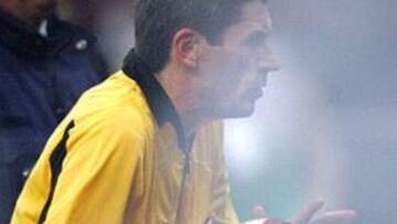 <B>SUSPENDIDO. </b>Maekus Merk abandona el césped de San Siro entre el humo de las bengalas.