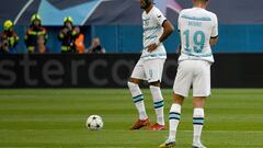 Chelsea's Gabon forward Pierre-Emerick Aubameyang (L) takes a free kick as Chelsea's Englaish midfielder Mason Mount looks on during the UEFA Champions League Group E football match between Dinamo Zagreb (CRO) and Chelsea (ENG) at The Maksimir Stadium in Zagreb on September 6, 2022. (Photo by DENIS LOVROVIC / AFP)