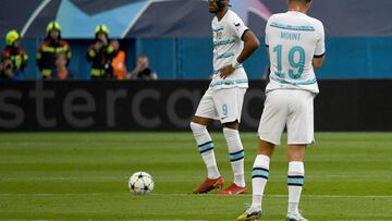 Chelsea's Gabon forward Pierre-Emerick Aubameyang (L) takes a free kick as Chelsea's Englaish midfielder Mason Mount looks on during the UEFA Champions League Group E football match between Dinamo Zagreb (CRO) and Chelsea (ENG) at The Maksimir Stadium in Zagreb on September 6, 2022. (Photo by DENIS LOVROVIC / AFP)