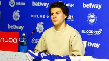 Facundo Pellistri en su presentación con el Alavés