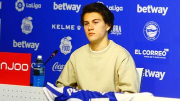 Facundo Pellistri en su presentaci&oacute;n con el Alav&eacute;s