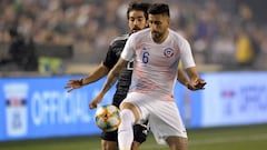 El jugador del Alav&eacute;s, Guillermo Marip&aacute;n, con Chile.