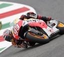 Marc Márquez manda en una jornada alterada por la lluvia