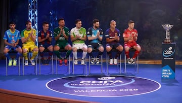 Los jugadores de los ocho equipos clasificados para la Copa de Espa&ntilde;a de F&uacute;tbol Sala, durante el sorteo celebrado en el Oceanografic de Valencia.