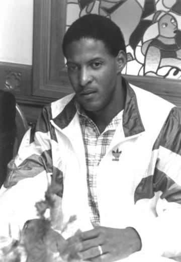 En 1989 llegaron nuevas marcas de récord. El 4 de marzo alcanzó los 2,43 metros en el Campeonato del Mundo en pista cubierta de Budapest y el 29 de julio en el Campeonato centroamericano y del Caribe de San Juan de Puerto Rico, superó su propio registro absoluto con un salto de 2,44 metros.
