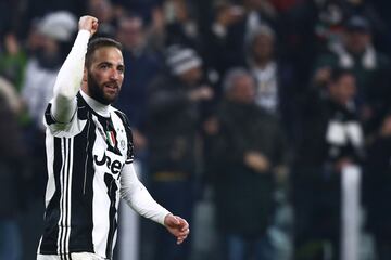 El motivo de poder ver al 'Pipita' vistiendo las rayas blancas y negras de la Juventus de Turín este tuvo que desembolsar 90 millones de euros vinculados a la clausula de rescisión del delantero.