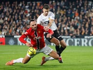 El delantero del RCD Mallorca Vedat Muriqi (i) cae tras la entrada de José Manuel Arias Copete, del Valencia CF, durante el partido de LaLiga de fútbol disputado entre el Valencia CF y el RCD Mallorca.