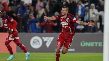 AME2716. MONTEVIDEO (URUGUAY), 19/04/2023.- Luciano Pons de Independiente Medellín celebra un gol ante Nacional, durante un partido de la Copa Libertadores, disputado en el Estadio Gran Parque Central, en Montevideo (Uruguay). EFE/ Gastón Britos
