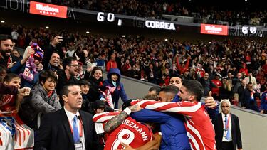 Los jugadores del Atlético celebran el gol de Correa.