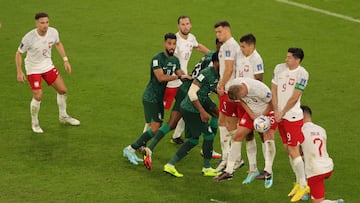 Doha (Qatar), 26/11/2022.- Payers of Poland block a free-kick shot during the FIFA World Cup 2022 group C soccer match between Poland and Saudi Arabia at Education City Stadium in Doha, Qatar, 26 November 2022. (Mundial de Fútbol, Polonia, Arabia Saudita, Catar) EFE/EPA/Friedemann Vogel