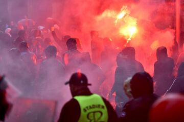 Ultras del Olympique de Marsella en las inmediaciones del estadio de San Mamés.