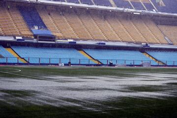 El partido de ida de la final de la Copa Libertadores entre Boca Juniors y River Plate ha tenido que ser suspendido debido a las fuertes lluvias.