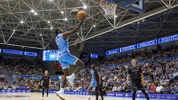 El alero estadounidense del Breogan Keandre Cook (i) durante el partido de Liga Endesa de baloncesto ante el Covirán Granada disputado este sábado en Lugo.
