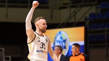 Dzanan Musa, alero del Real Madrid, levanta el brazo celebrando la victoria ante el Maccabi.