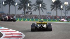 Renault&#039;s Spanish driver Carlos Sainz Jr (C) competes during the Abu Dhabi Formula One Grand Prix at the Yas Marina circuit on November 25, 2018, in Abu Dhabi. (Photo by Andrej ISAKOVIC / AFP)