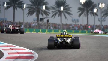 Renault's Spanish driver Carlos Sainz Jr (C) competes during the Abu Dhabi Formula One Grand Prix at the Yas Marina circuit on November 25, 2018, in Abu Dhabi. (Photo by Andrej ISAKOVIC / AFP)