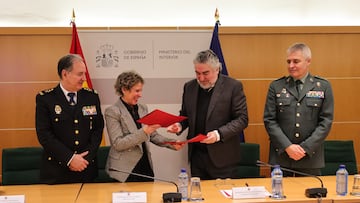 Aína Calvo y José Manuel Rodríguez Uribes intercambian el acuerdo.