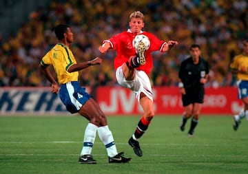 Flo en la victoria 2-1 contra Brasil en el Mundial 98