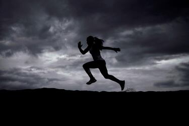 La internacional colombiana Carolina Arbeláez, del Deportivo Abanca, se ejercita en Riazor. En la fotografía, realizada por la agencia Efe, la futbolista tiene los dos pies en el aire, por lo que más que correr parece que vuela sobre la playa coruñesa. Los deportistas poco a poco van recuperando su rutina de trabajo.