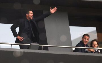 Simeone viendo el partido en la grada. 